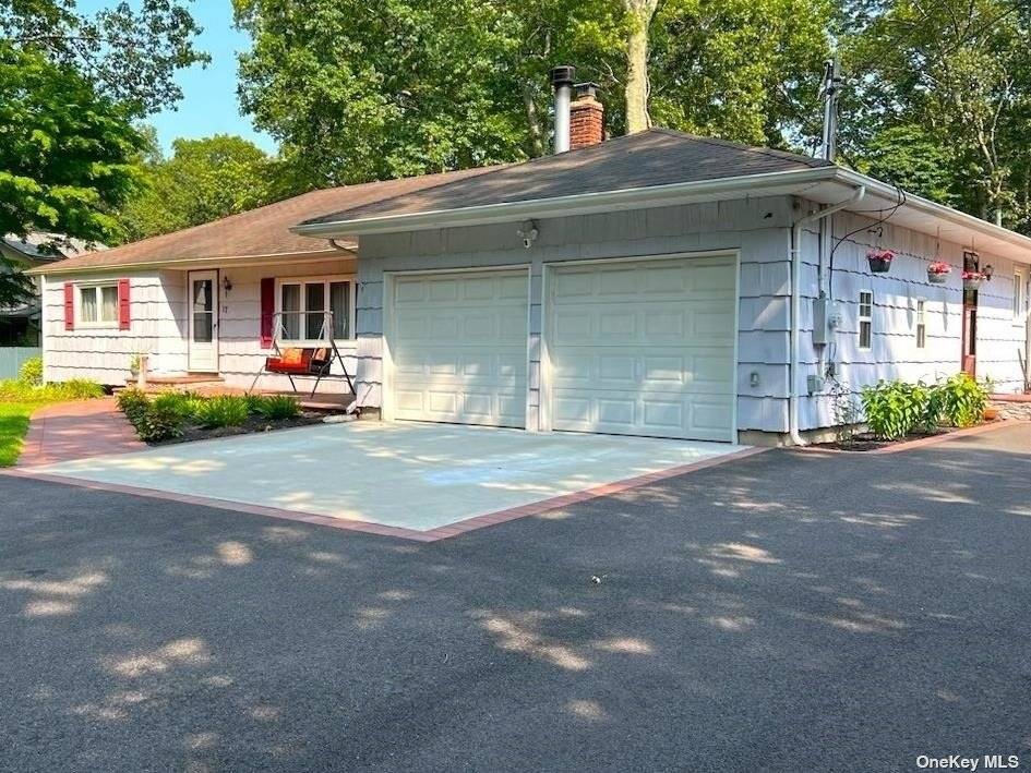 Middle Island, NY 11953,17 Swezey LN