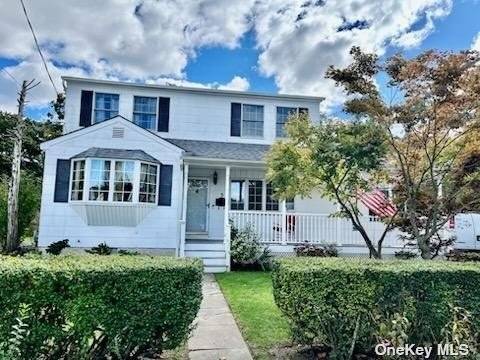 West Sayville, NY 11796,5 Briar CIR