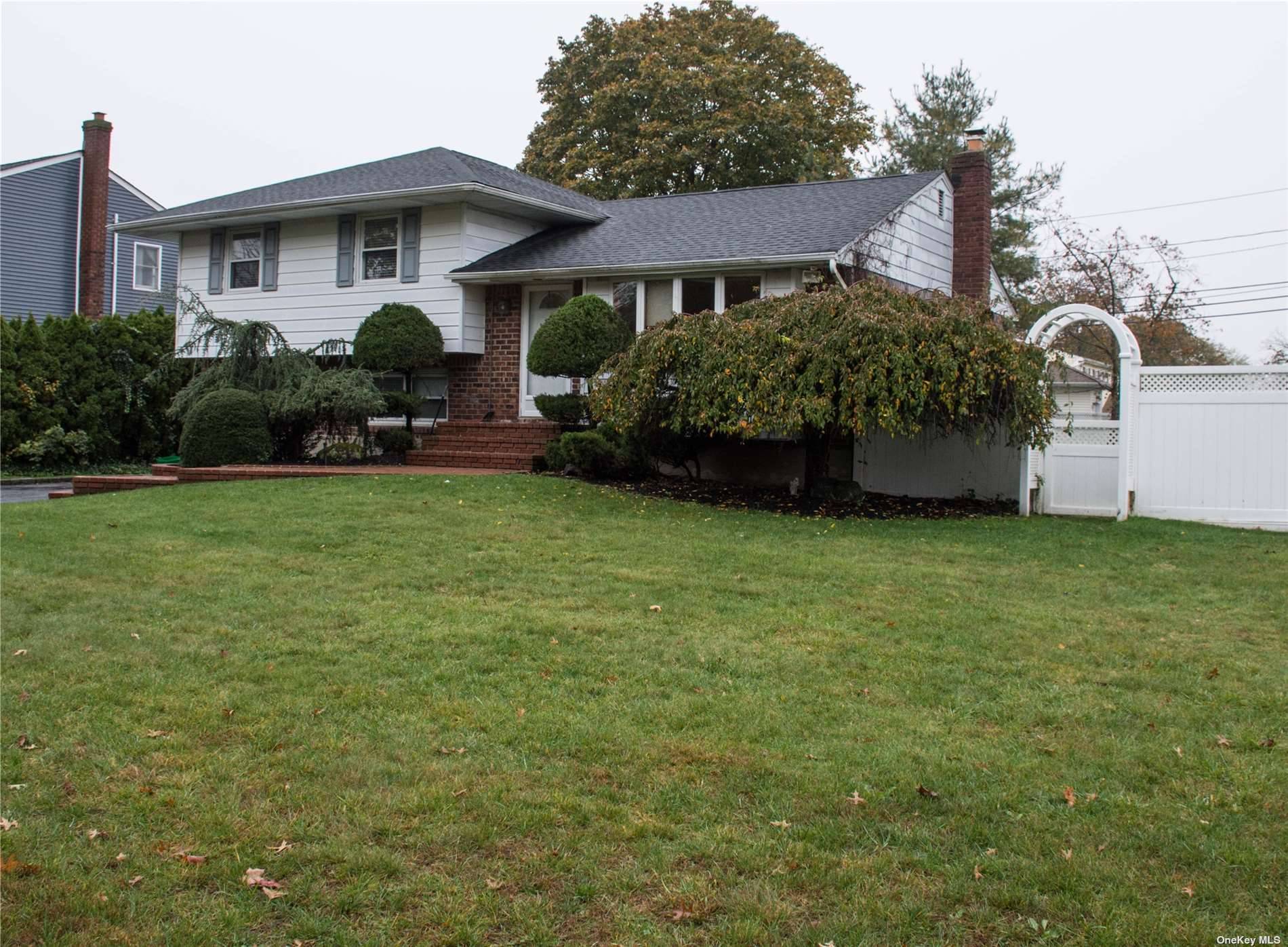 Commack, NY 11725,22 Cottonwood DR