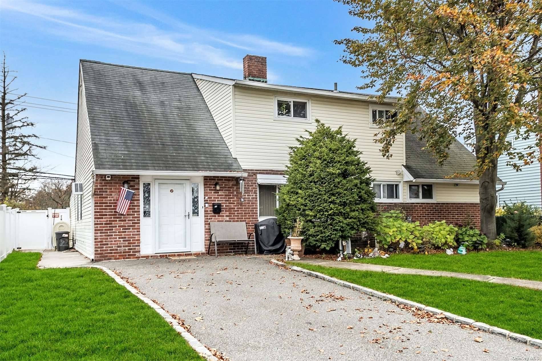 Westbury, NY 11590,22 Hardy LN