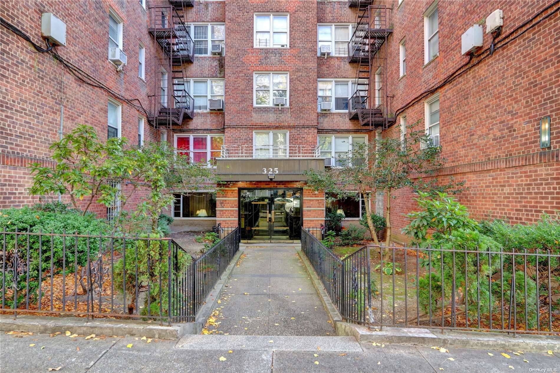 Bronx, NY 10458,325 E 201st #6E