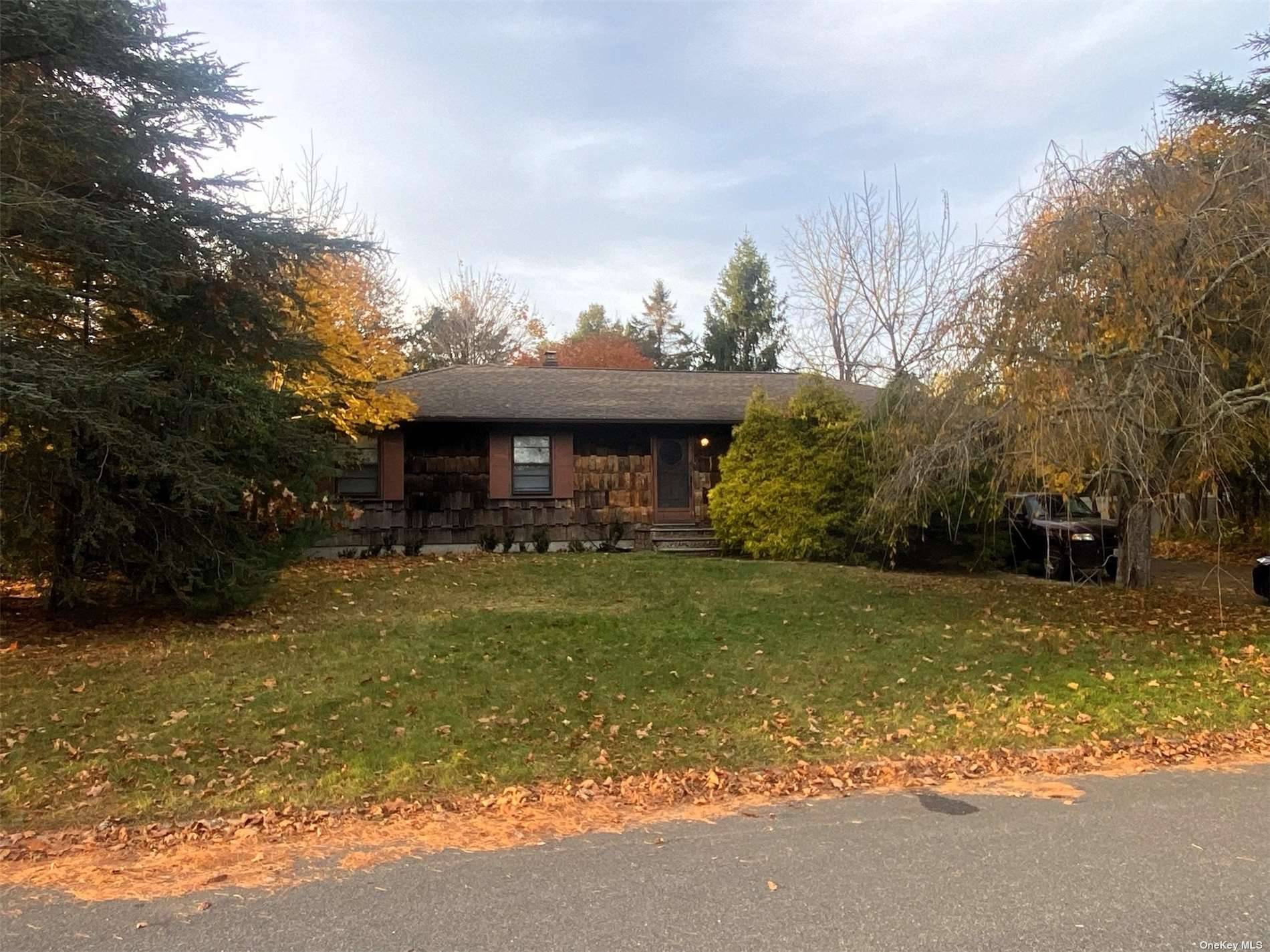 East Moriches, NY 11940,21 Linda LN