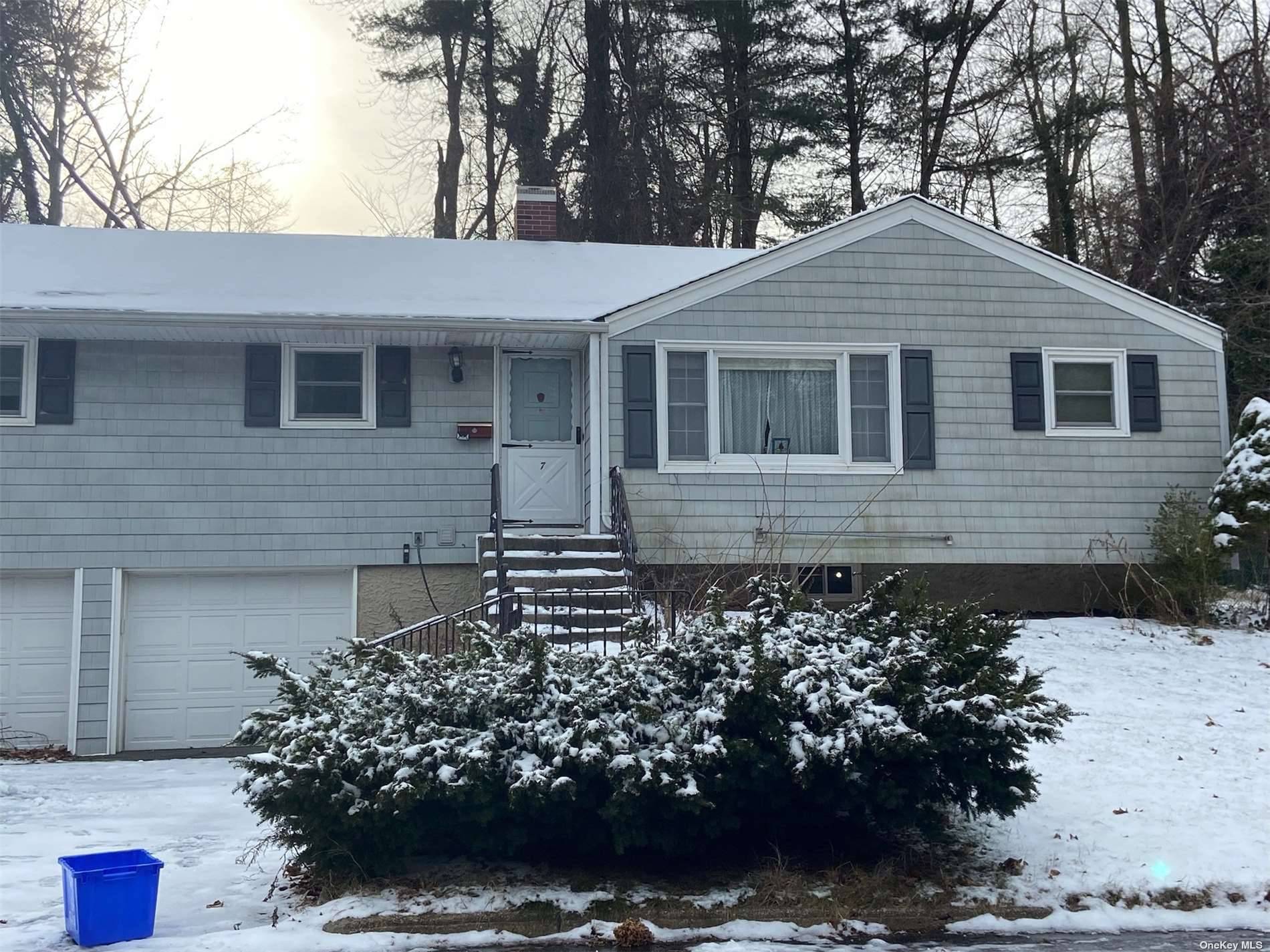 Glen Cove, NY 11542,7 Meadowfield LN