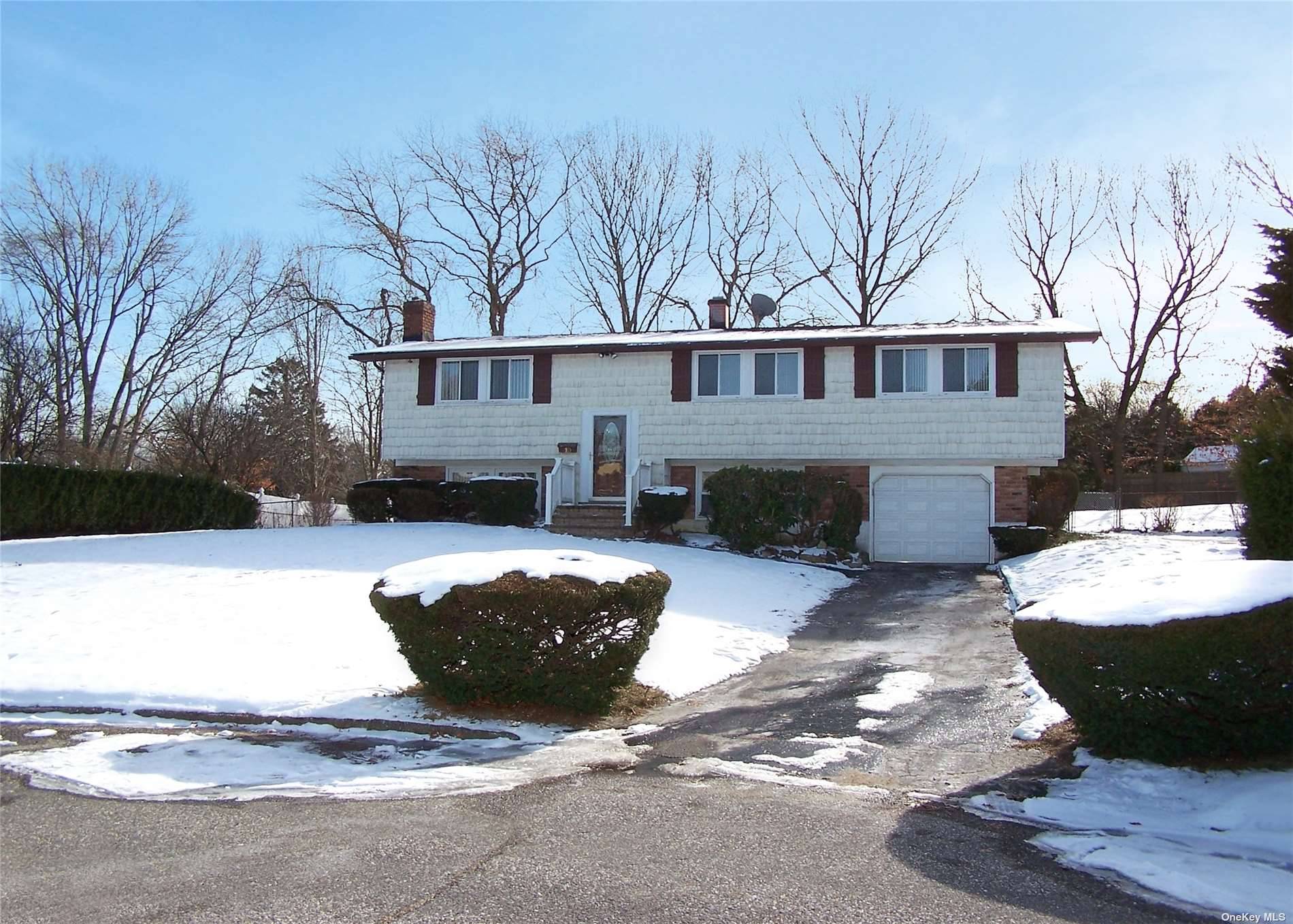 South Setauket, NY 11720,10 Arrowhead CT