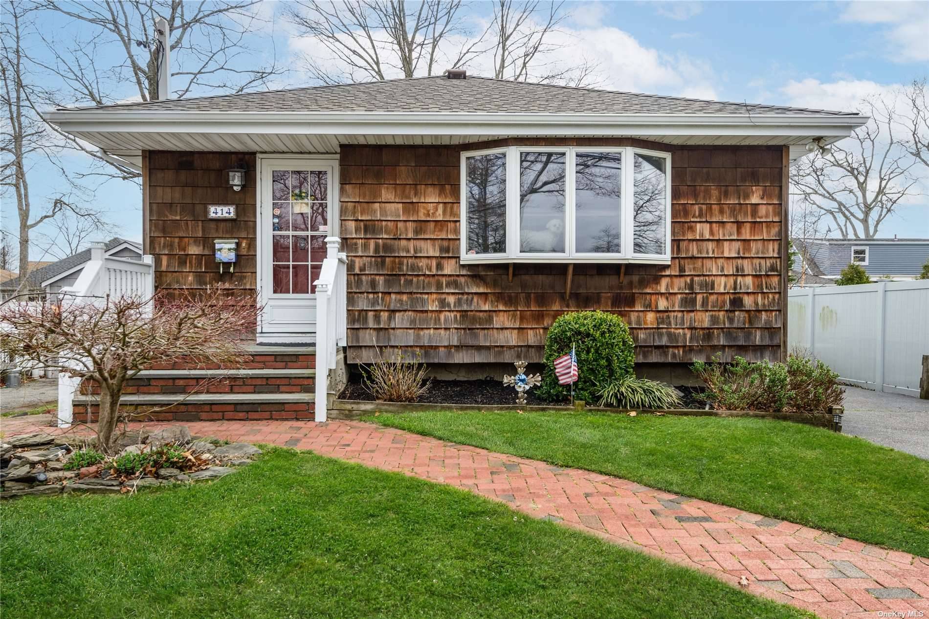 West Islip, NY 11795,414 Oak Neck RD