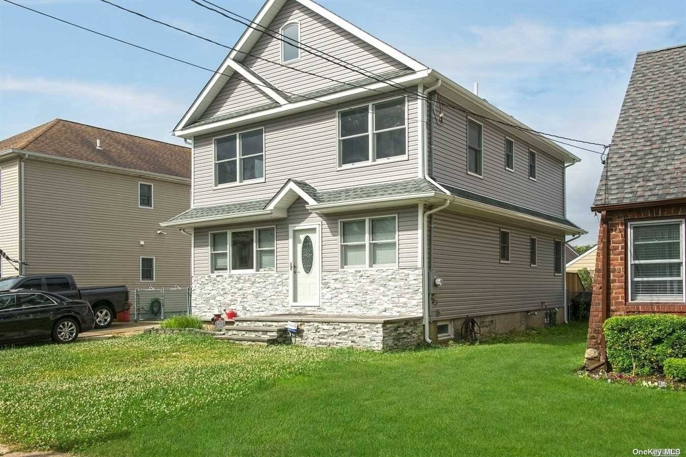 Mineola, NY 11501,233 Andrews RD