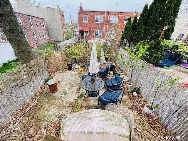 Middle Village, NY 11379,68-68 76th ST