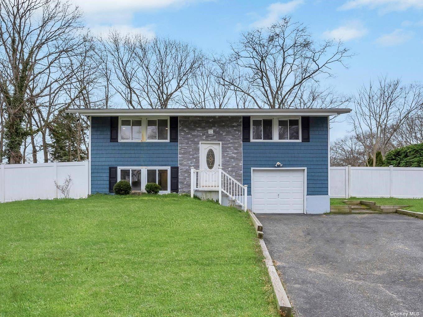 East Setauket, NY 11733,40 Arrowhead LN