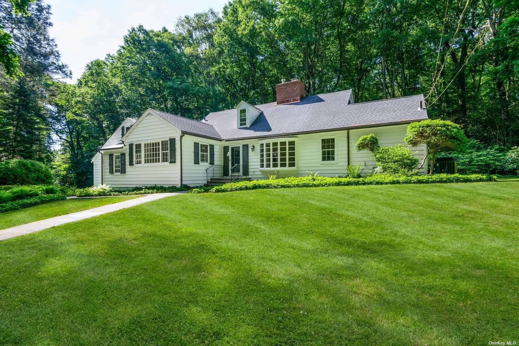 Locust Valley, NY 11560,17 Laurel LN