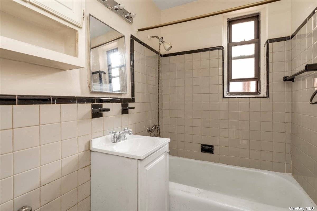 Jackson Heights, NY 11372,34-30 78th ST #3B