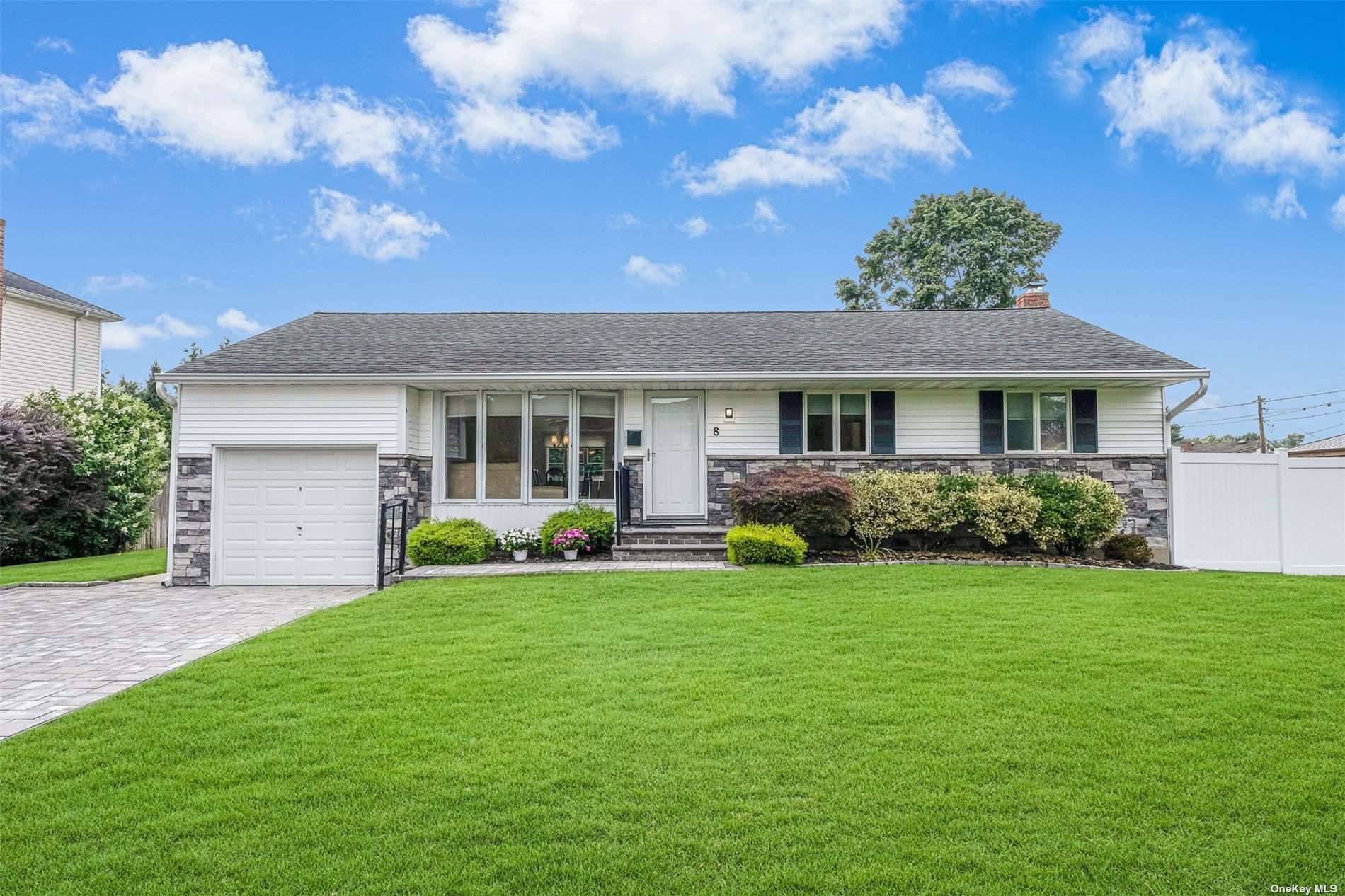 Commack, NY 11725,8 Greenfield LN