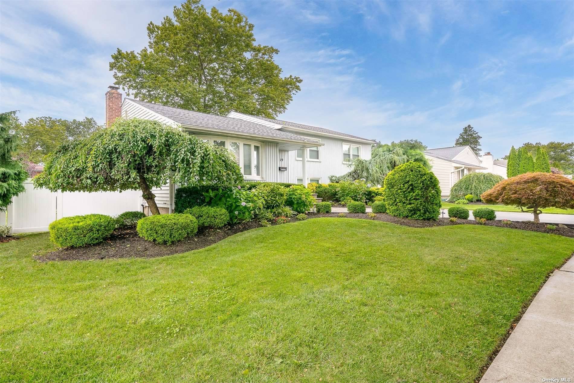 Syosset, NY 11791,19 Eaton RD