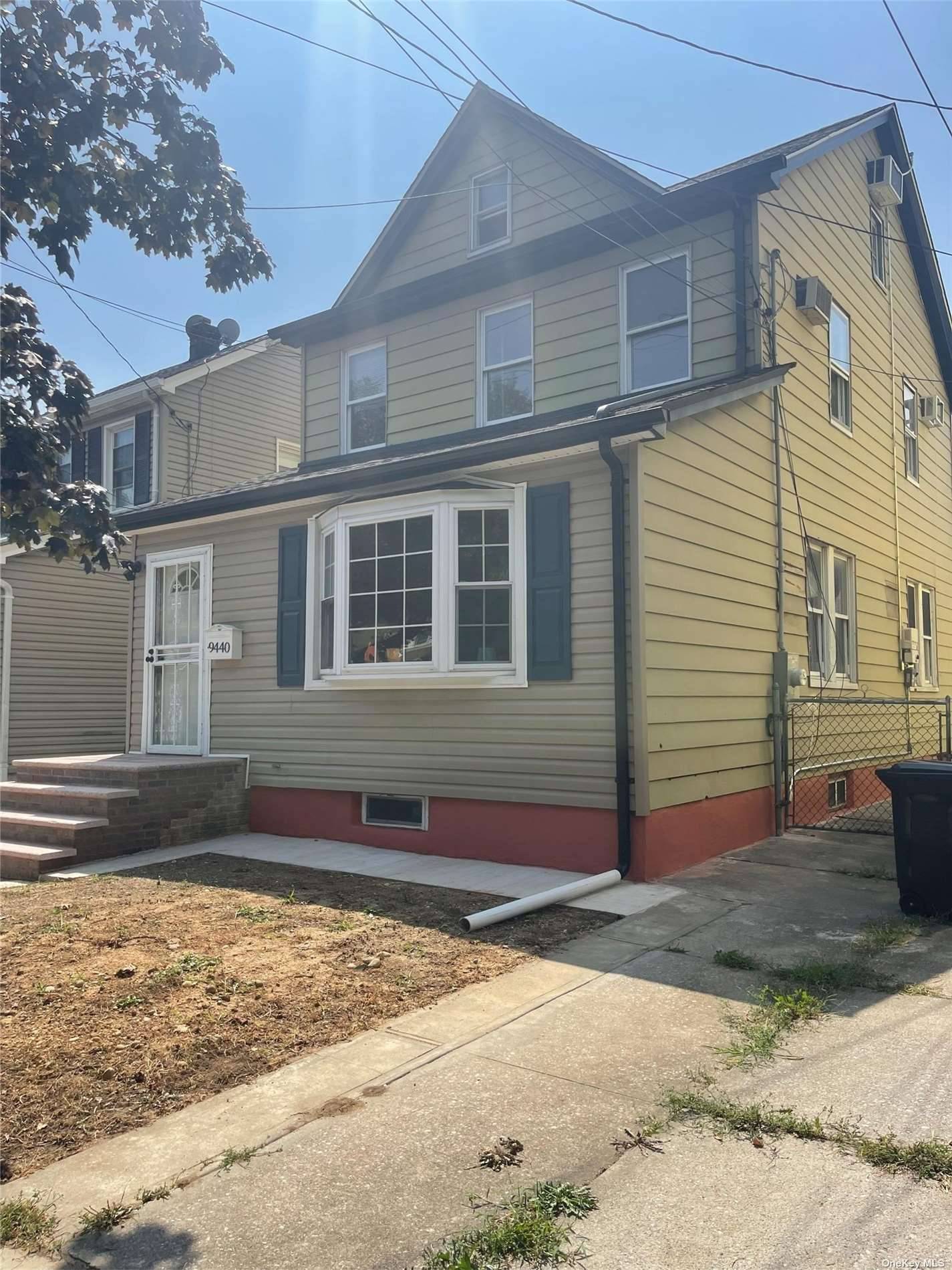 Floral Park, NY 11001,94-40 240th ST