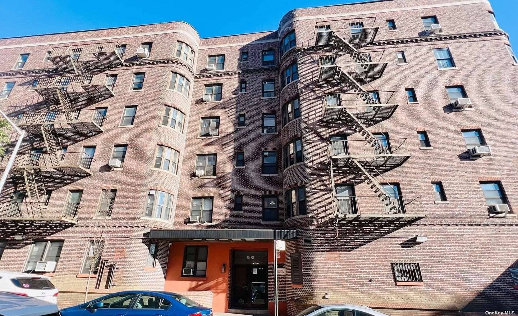 Elmhurst, NY 11373,83-06 Vietor AVE #3