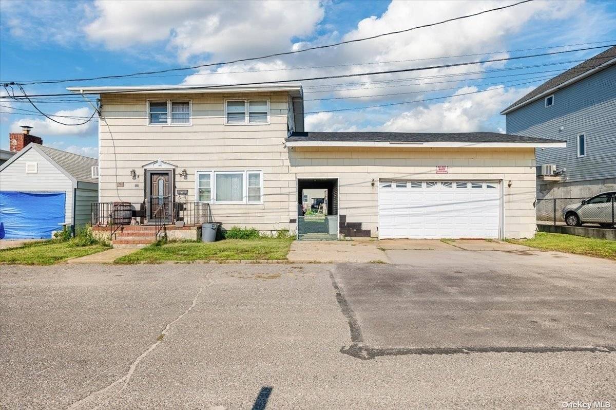 Lindenhurst, NY 11757,886 S 8th ST