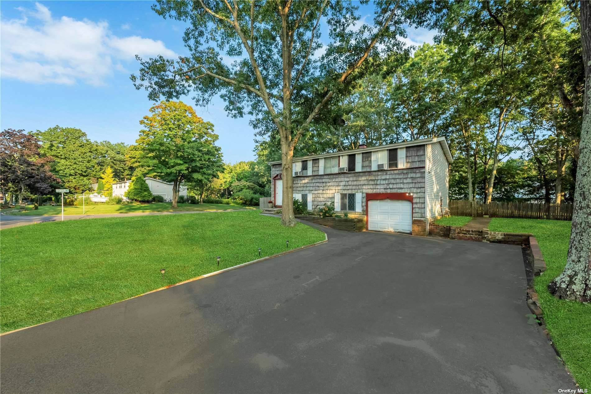 East Setauket, NY 11733,26 Mayflower LN