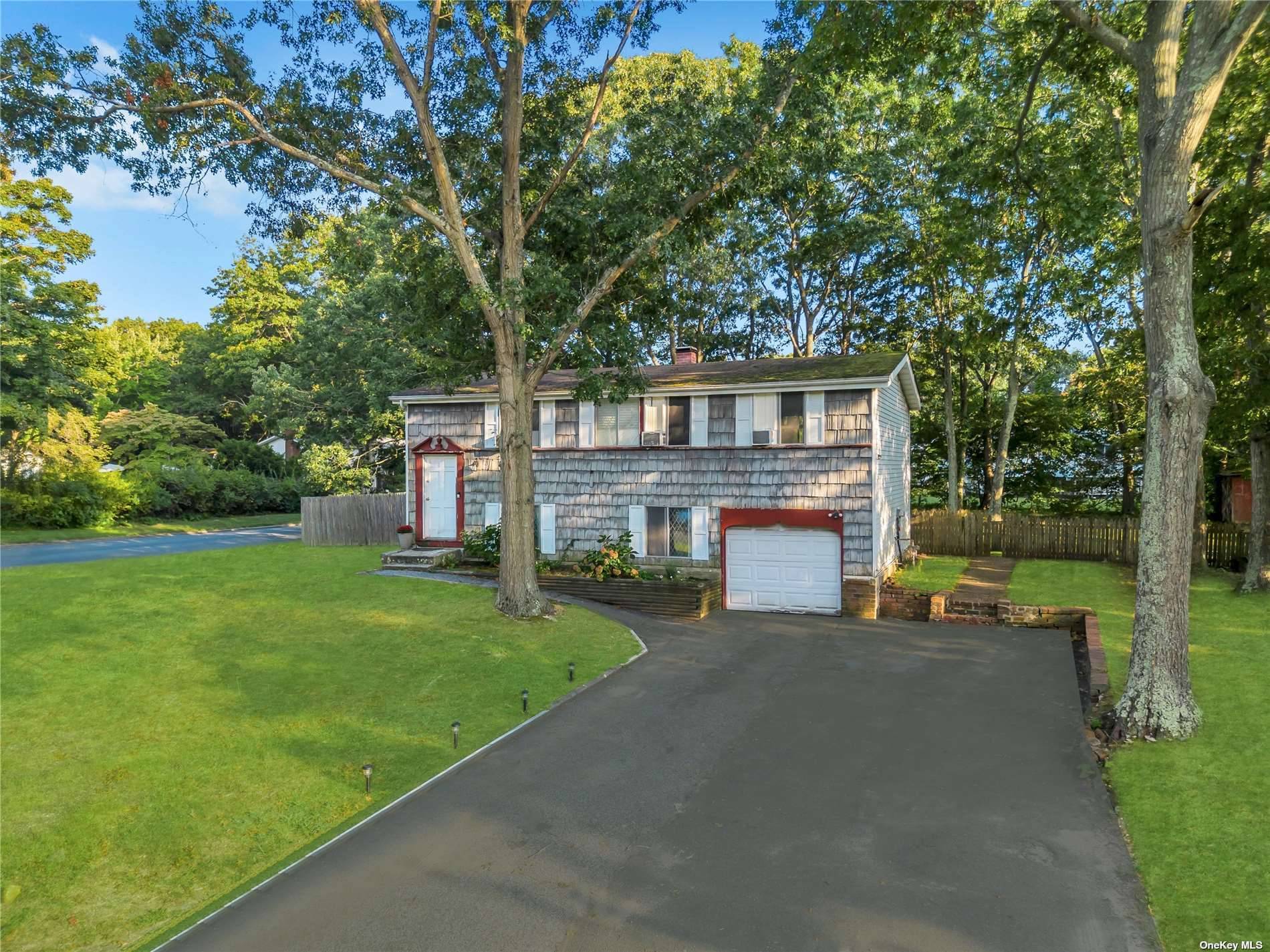 East Setauket, NY 11733,26 Mayflower LN