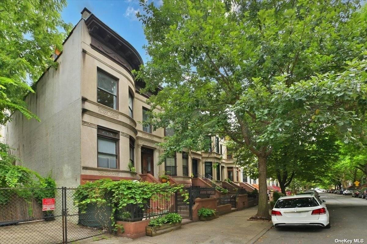 Crown Heights, NY 11213,887 Lincoln PL