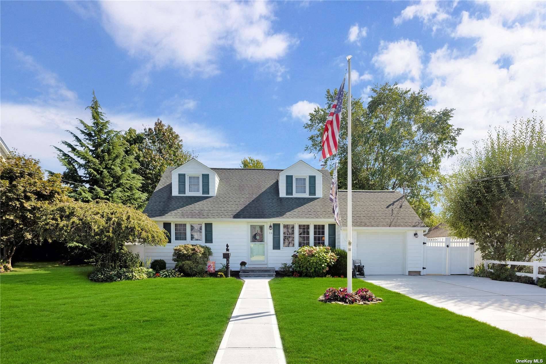 West Islip, NY 11795,16 Oakley PL