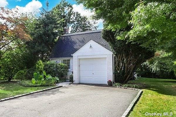 Roslyn Heights, NY 11577,195 Parkside DR