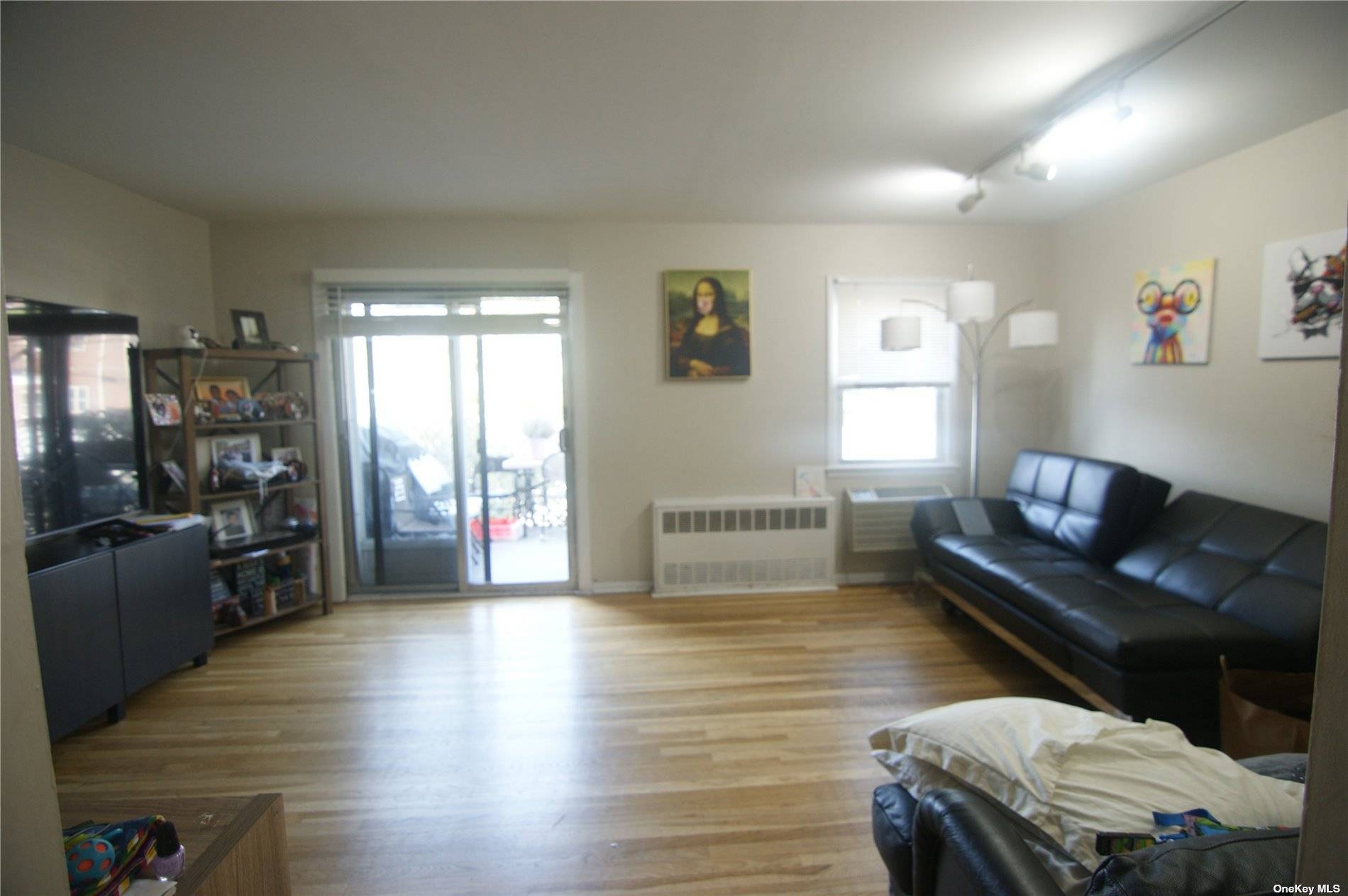 Flushing, NY 11367,70-37 Vleigh PL