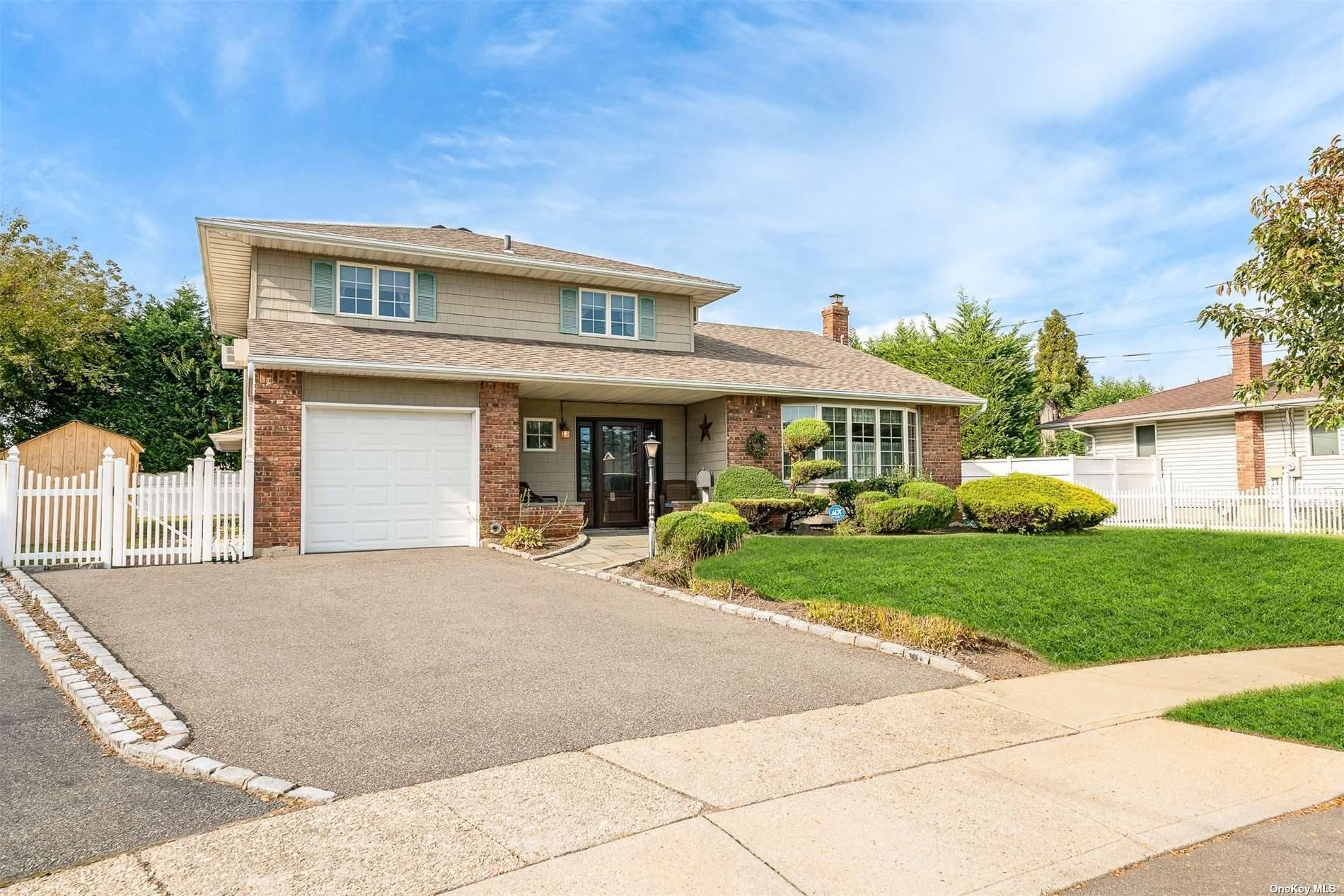 Massapequa Park, NY 11762,72 Redwood LN