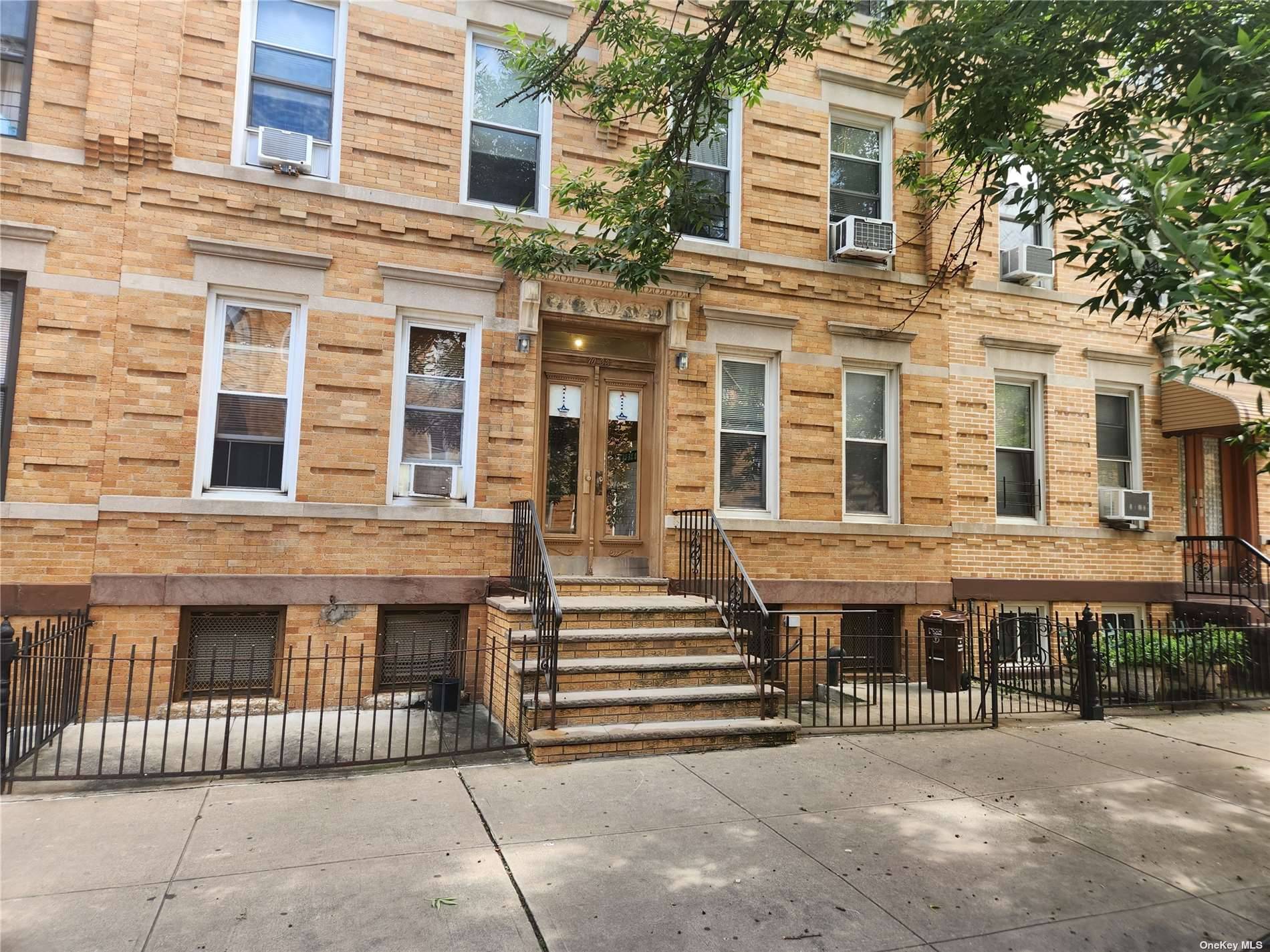 Glendale, NY 11385,70-33 65th PL