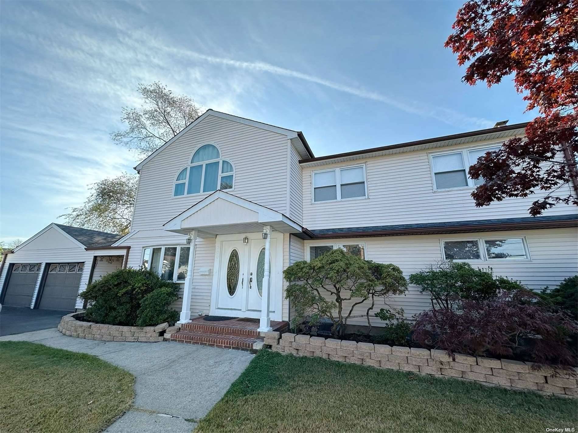 Massapequa Park, NY 11762,200 Saint Regis DR