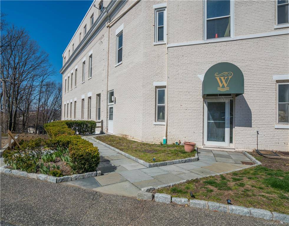 Peekskill, NY 10566,8 Waterview EST