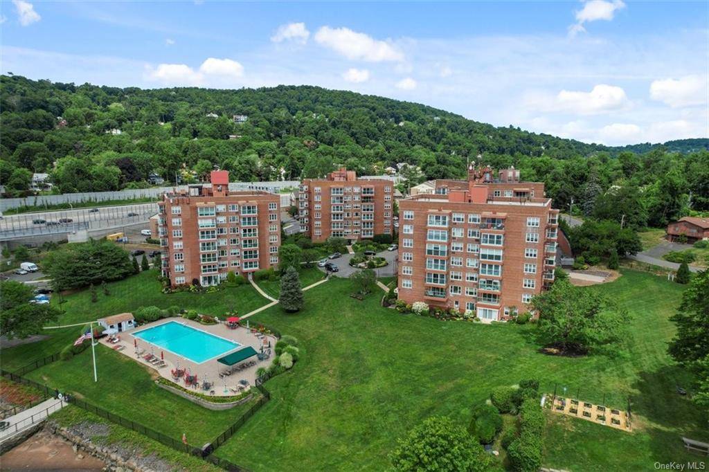 Nyack, NY 10960,1 Salisbury Point #4C