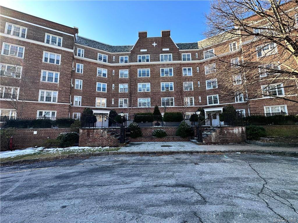 Bronxville, NY 10708,6 Midland Gardens #4A