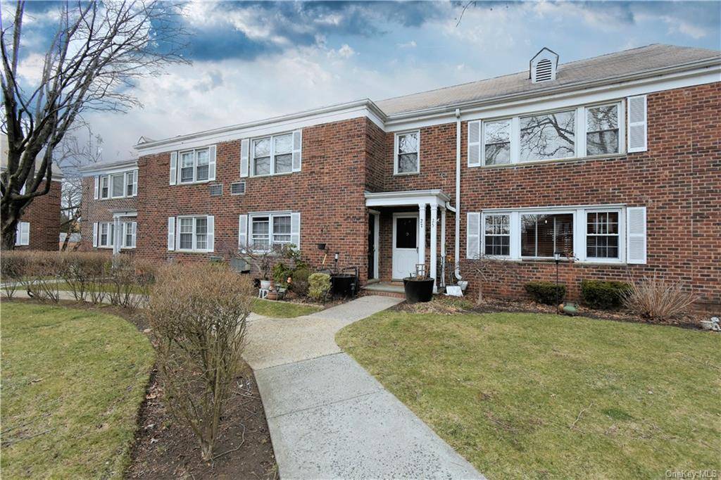 Bronxville, NY 10708,27 Lawrence Park CRES #27