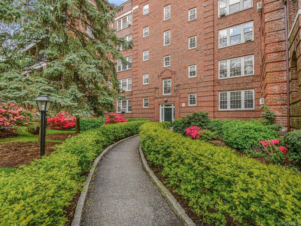 Bronxville, NY 10708,1360 Midland AVE #2F