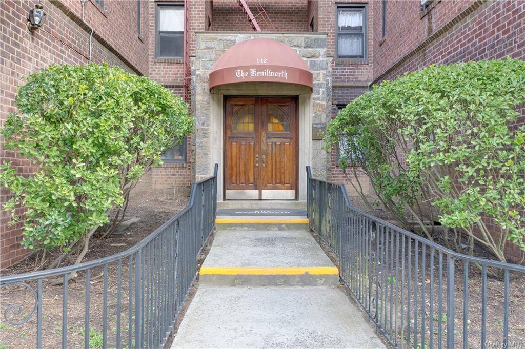 Scarsdale, NY 10583,142 Garth RD #2Q