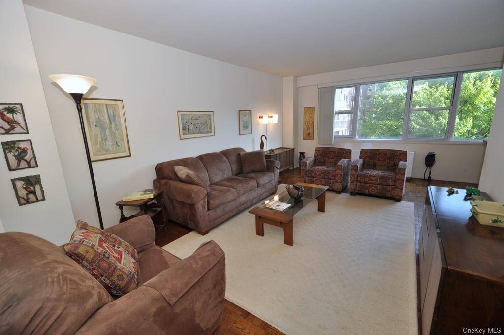 Scarsdale, NY 10583,230 Garth RD #5D1