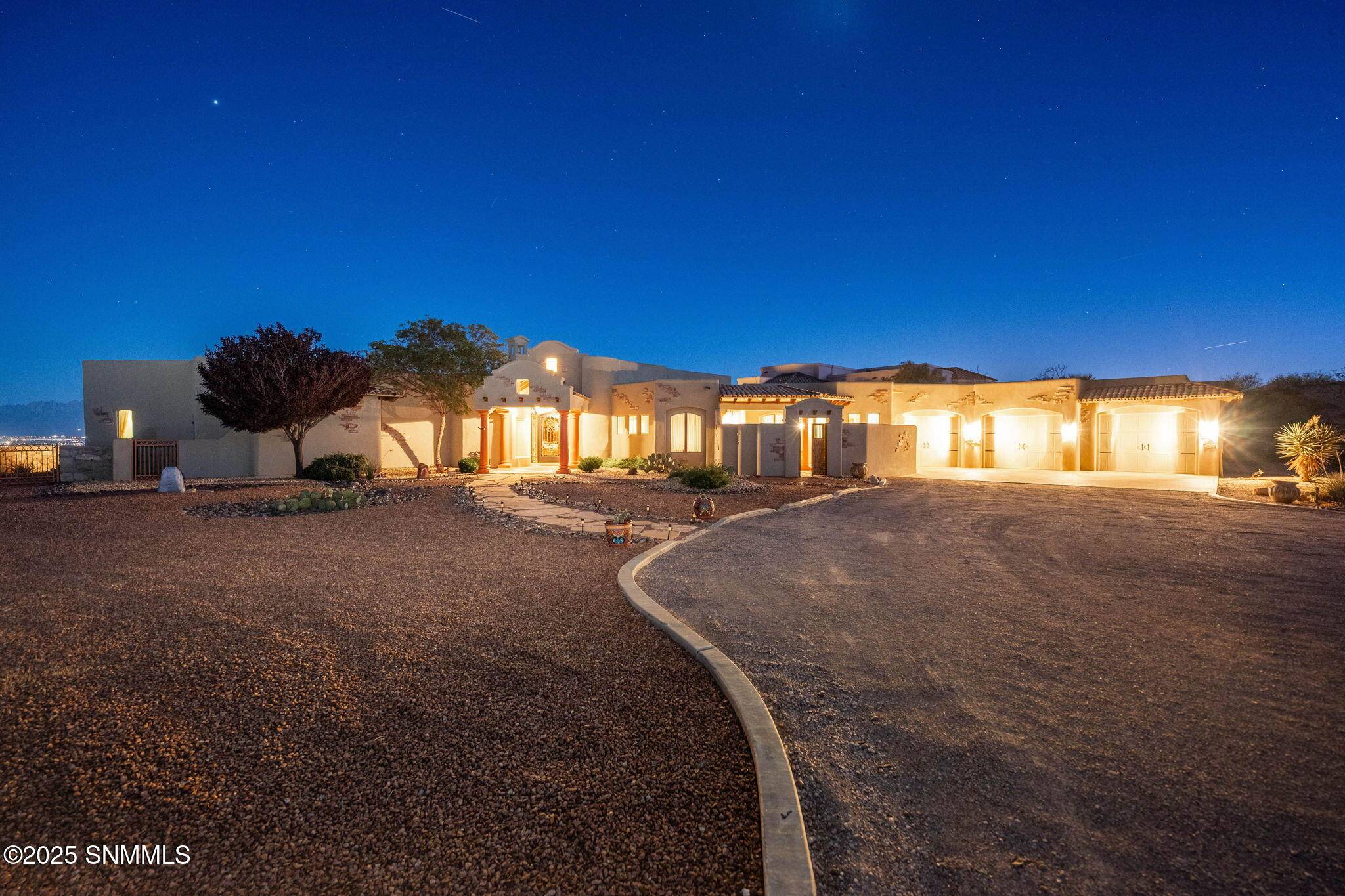 Las Cruces, NM 88007,1229 Titania CT