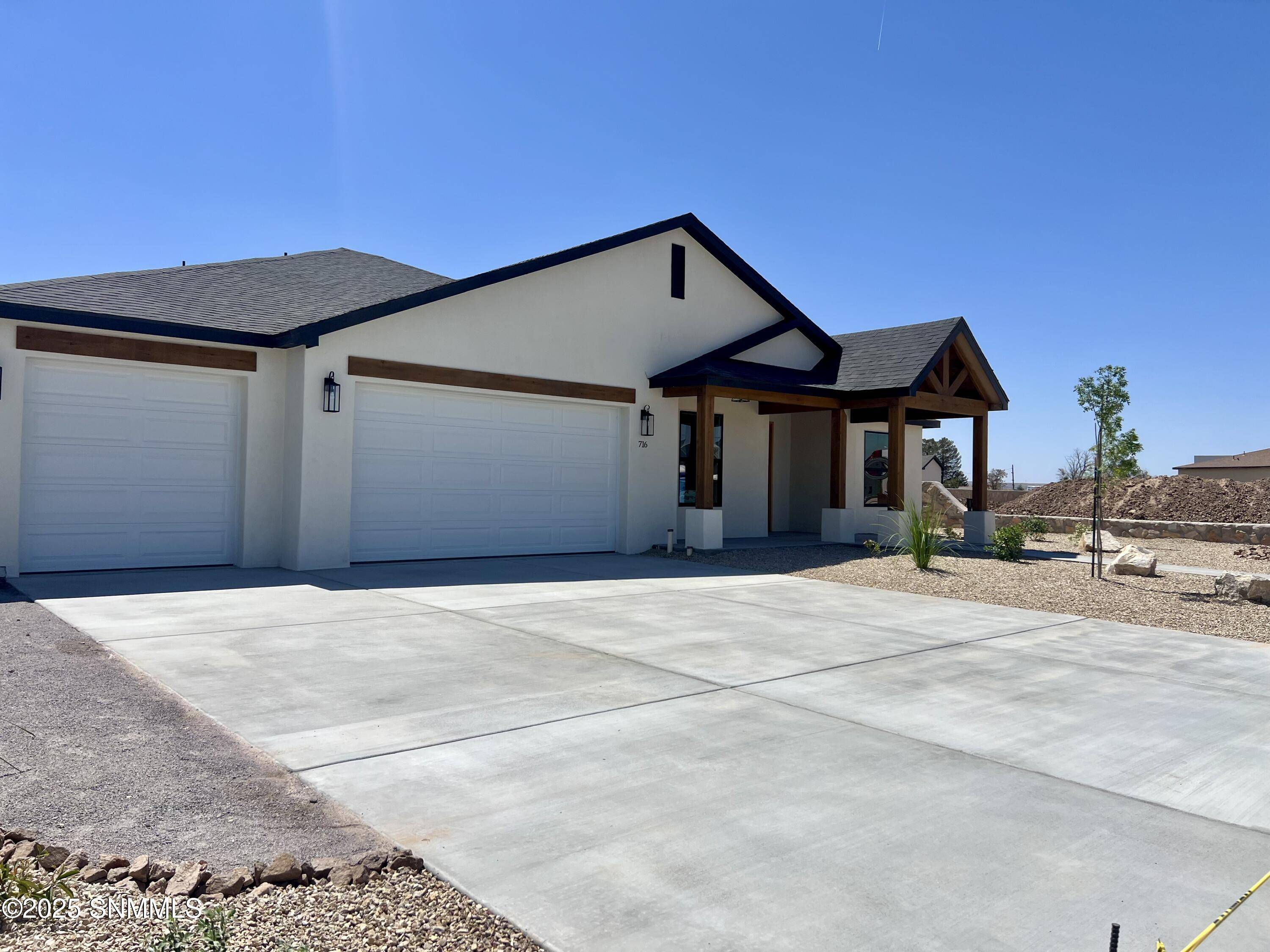 Las Cruces, NM 88005,716 Basha Arc