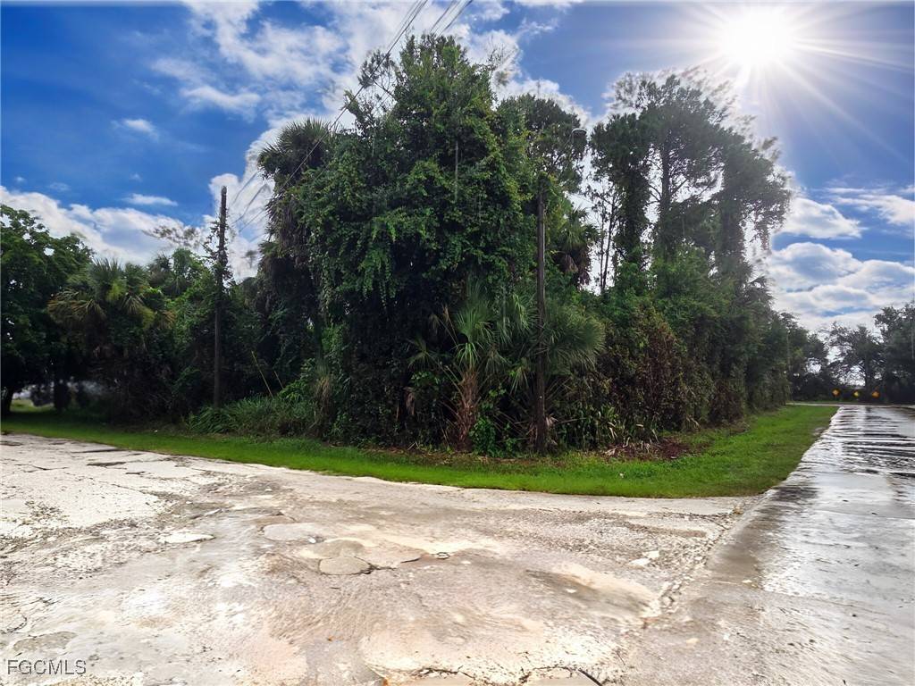 North Fort Myers, FL 33903,520 Santa Cruz ST