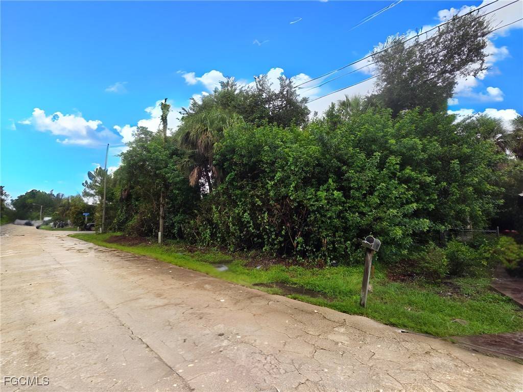 North Fort Myers, FL 33903,520 Santa Cruz ST