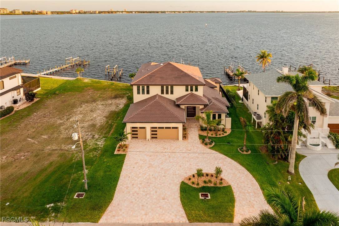 Cape Coral, FL 33904,1024 Dolphin DR