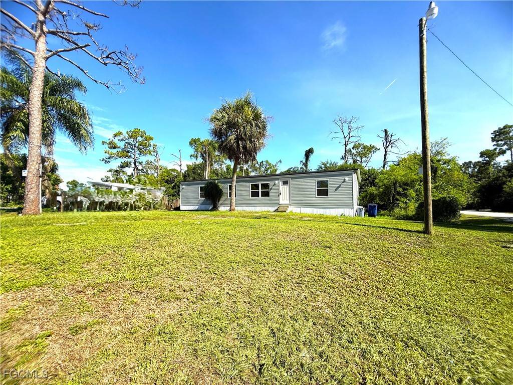 North Fort Myers, FL 33917,1982 Laurel LN