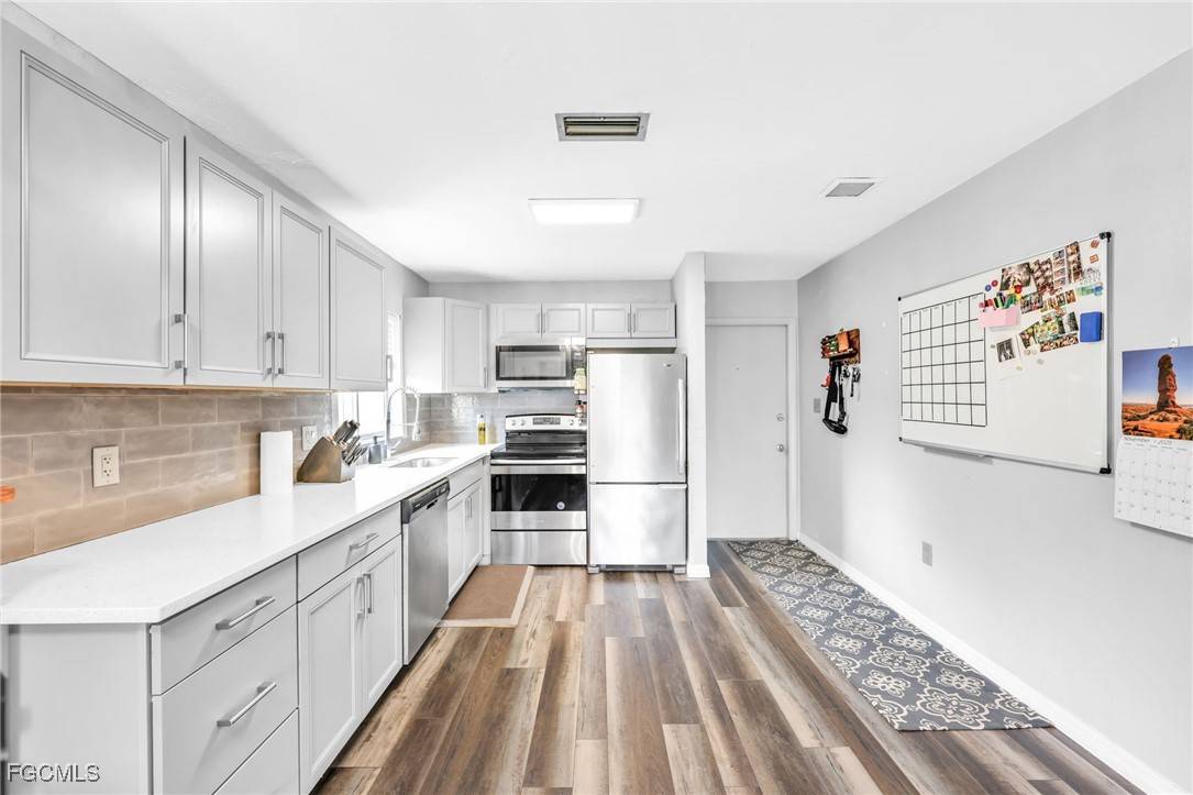 Fort Myers, FL 33919,8093 Country RD #204