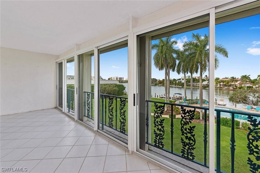 Naples, FL 34103,383 Harbour DR #303