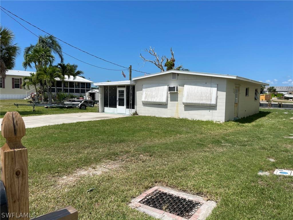 Fort Myers Beach, FL 33931,853 Oak ST