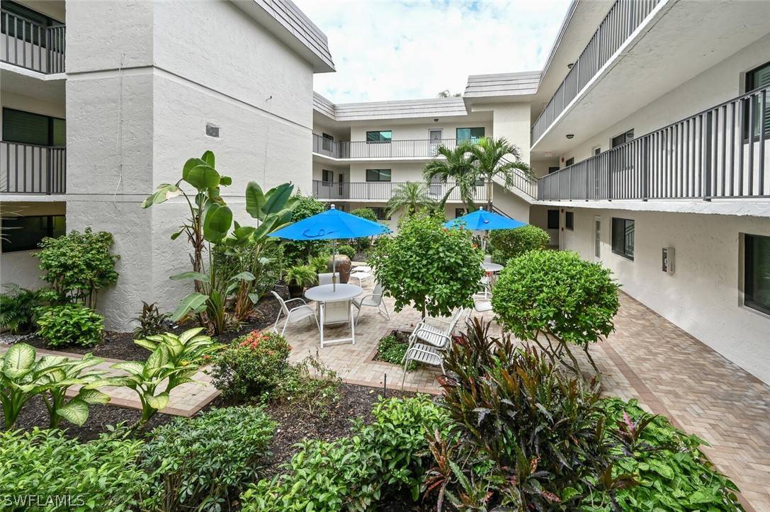 Naples, FL 34103,788 Park Shore DR #C25
