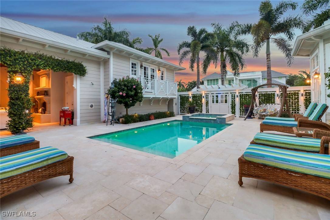 Naples, FL 34102,1975 Gulf Shore BLVD S