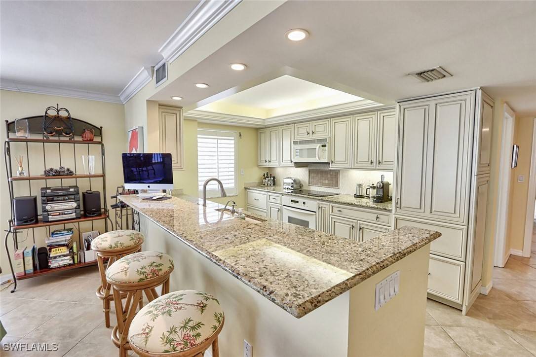 Naples, FL 34103,3483 Gulf Shore BLVD N #105