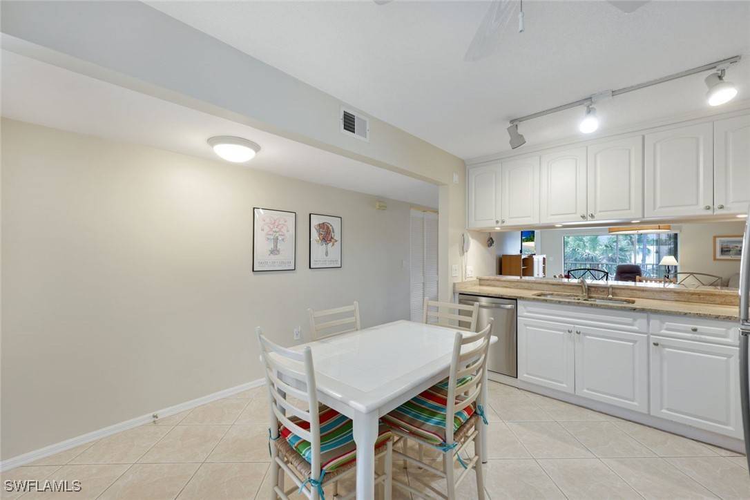 Naples, FL 34112,3072 Sandpiper Bay CIR #M203