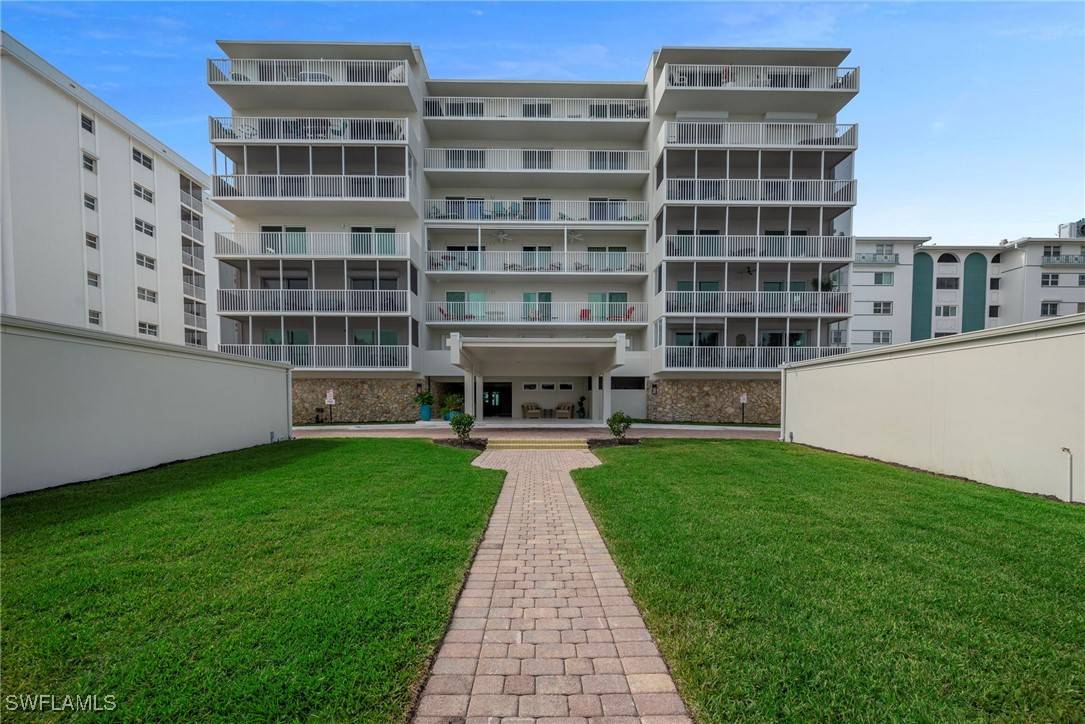 Naples, FL 34102,1977 Gulf Shore BLVD N #306