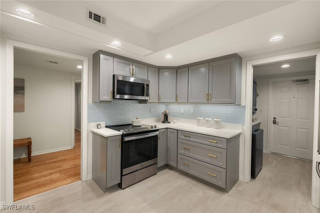 Naples, FL 34108,6075 Pelican Bay BLVD #202